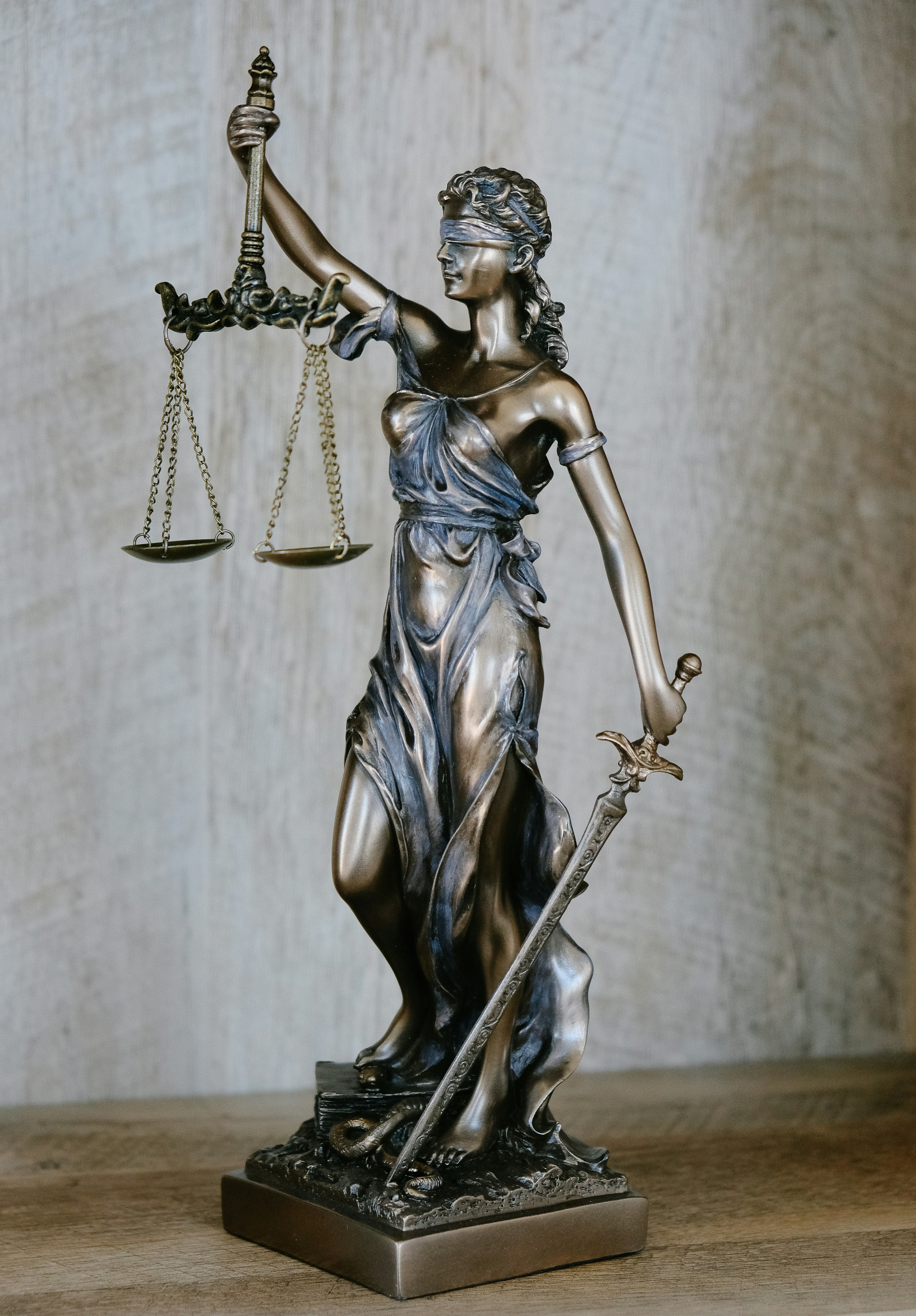 Statue de la justice tenant la balance et le glaive